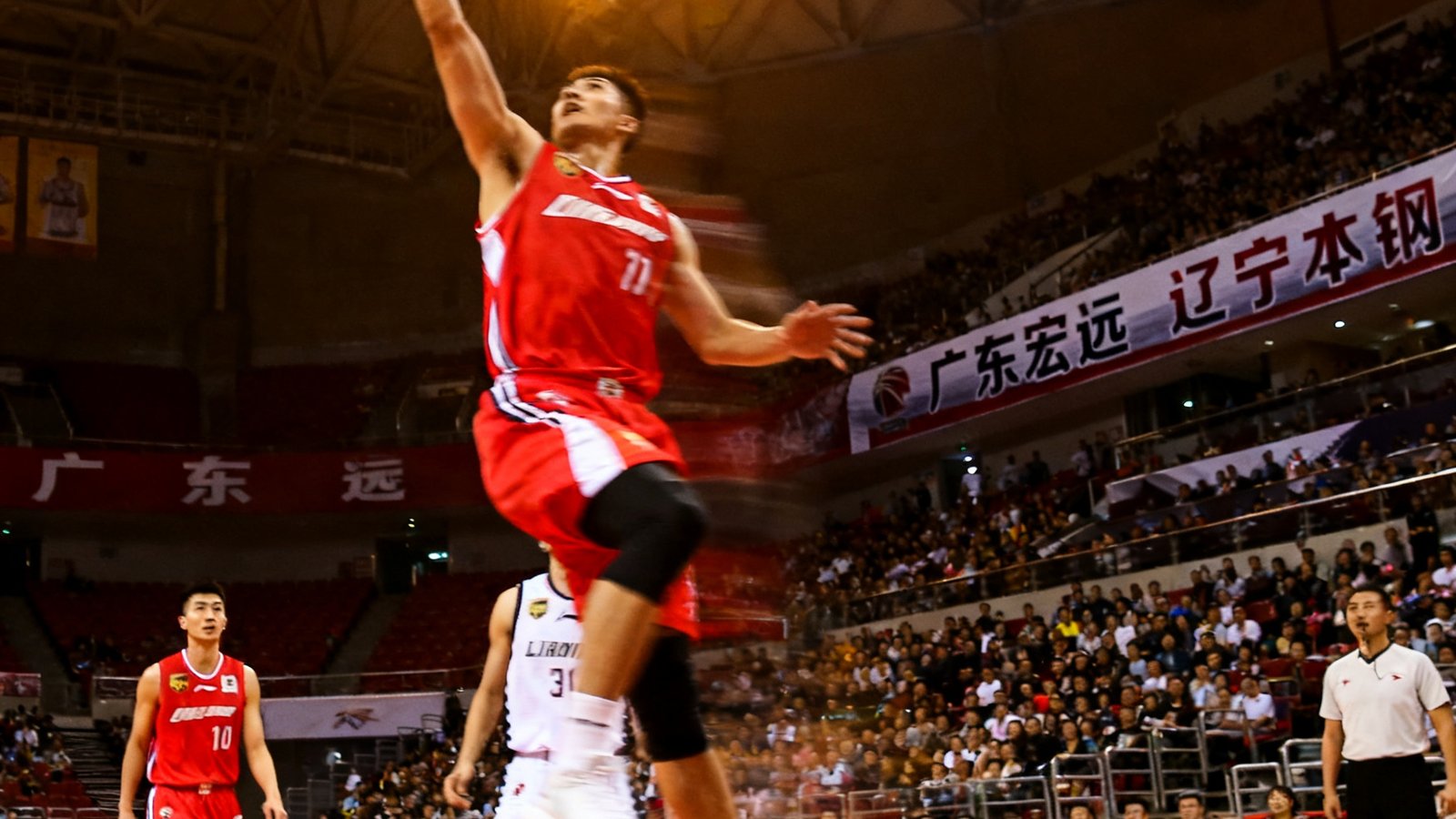 CBA联赛广东宏远主场对阵辽宁本钢的直播画面,红色球衣球员快速突破上篮